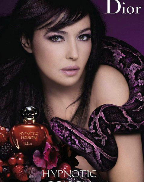 Las irrestibles bellezas en publicidades de perfumes 9