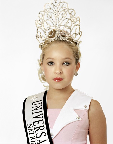 Estado de Texas, EE.UU. Katie, de 9 años, ganadora del concurso de belleza de Texas. 美国，德克萨斯州。Katie，九岁，环球皇室德州选美大赛冠军。