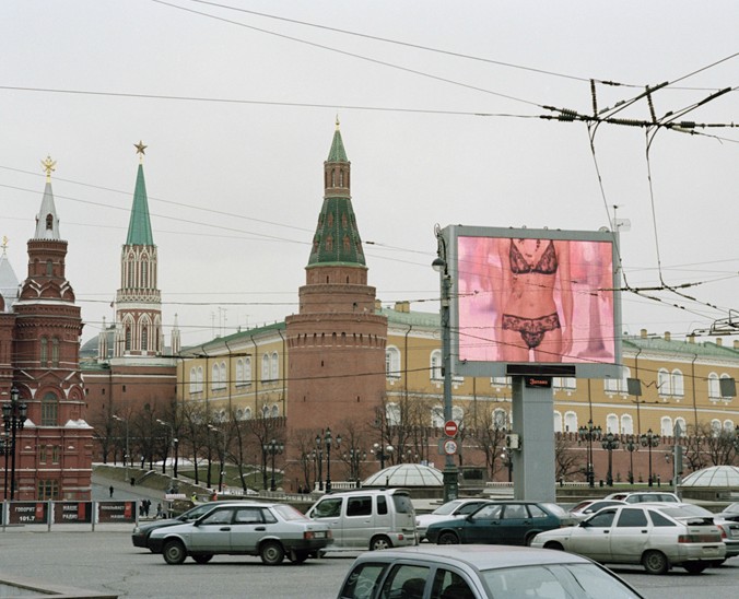 Moscú, Rusia. Billboard en frente del Kremlin. 俄罗斯，莫斯科。克里姆林宫前的广告牌。