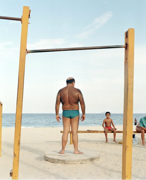 Río de Janeiro, Brasil. El hombre en la playa. Desde el año 1995, las revistas estadounidenses ulitizan los hombres sin pelo en el pecho en la portada. 巴西，里约。科帕卡巴纳海滩上的男子。美国男性健康杂志自1995年以来，其封面男子均没有胸毛。