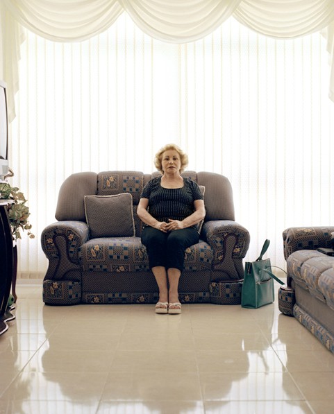 Río de Janeiro, Brasil. Maria Josesliva, de 71 años, recibió la cirugía plástica del rostro y del cuello y la cirugía del aumento mamario. ¨Por supuesto rechazo decrepitud. No quiero ninguna arruga.¨ 巴西，圣保罗。Maria Josesliva, 71岁，进行了脸部及颈部拉皮及隆胸手术。“当然，我拒绝衰老，我不会让青春离我而去的。我可以死，但我要死的青春靓丽，没有一条皱纹。”