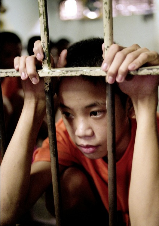 Los jóvenes sufren mal trato en el cárcel de Filipinas
