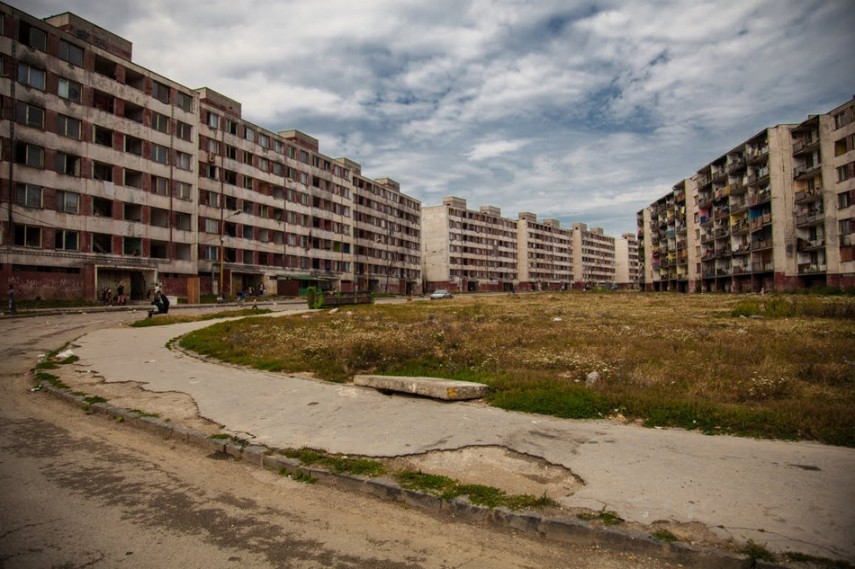 La infancia de los niños con basuras en el barrio bajo en Eslovaquia