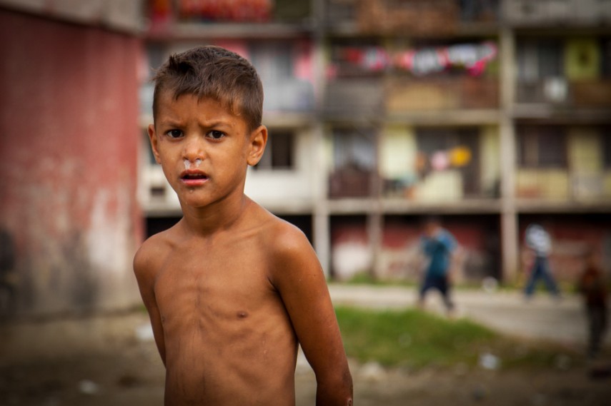 La infancia de los niños con basuras en el barrio bajo en Eslovaquia