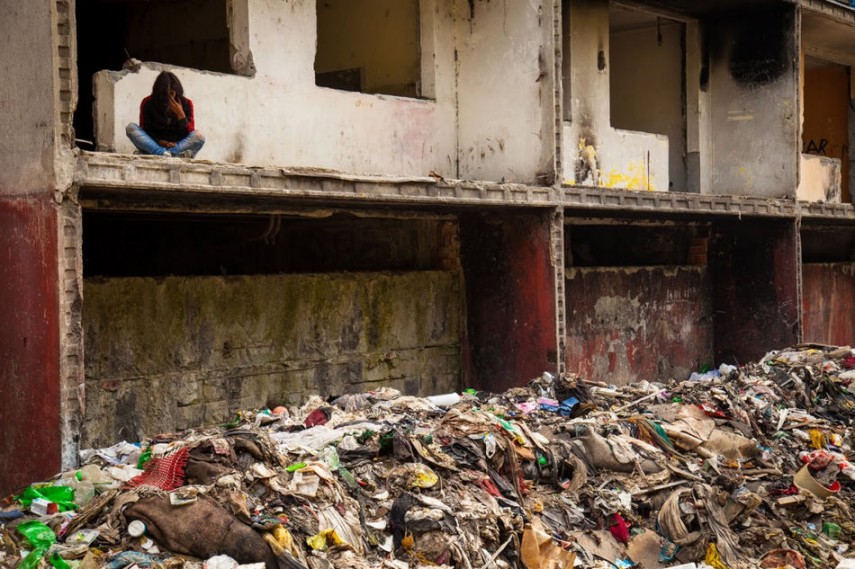 La infancia de los niños con basuras en el barrio bajo en Eslovaquia