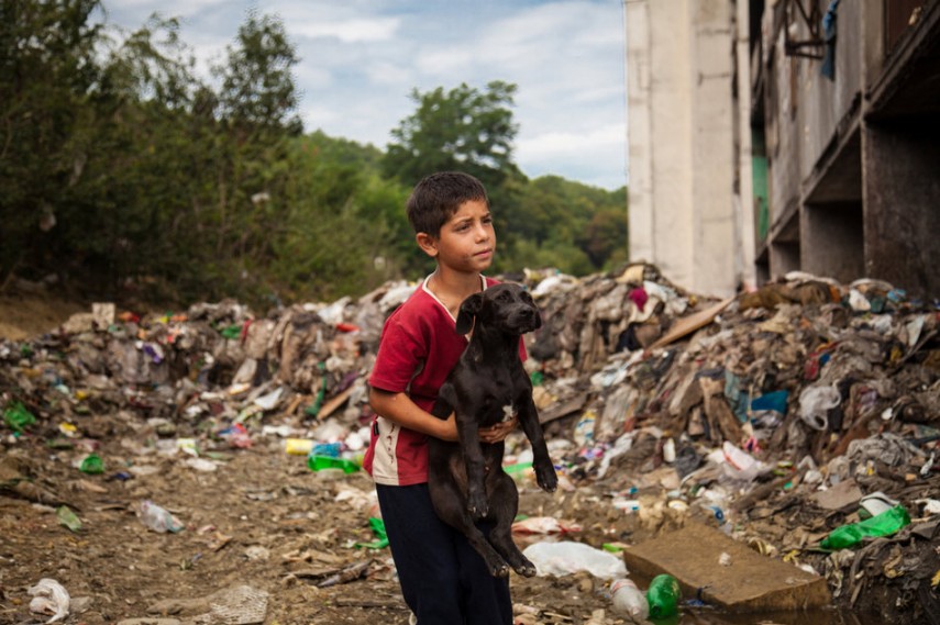 La infancia de los niños con basuras en el barrio bajo en Eslovaquia