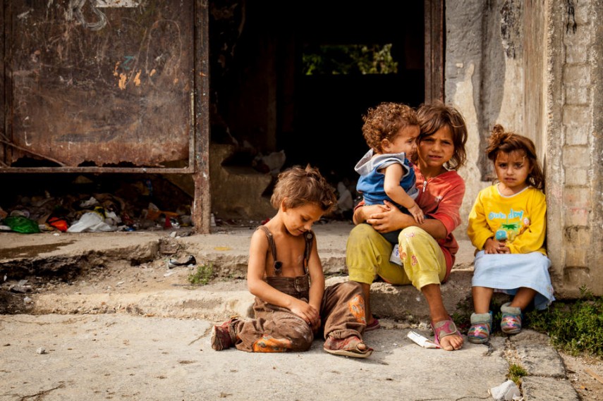 La infancia de los niños con basuras en el barrio bajo en Eslovaquia