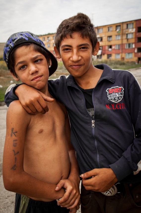 La infancia de los niños con basuras en el barrio bajo en Eslovaquia