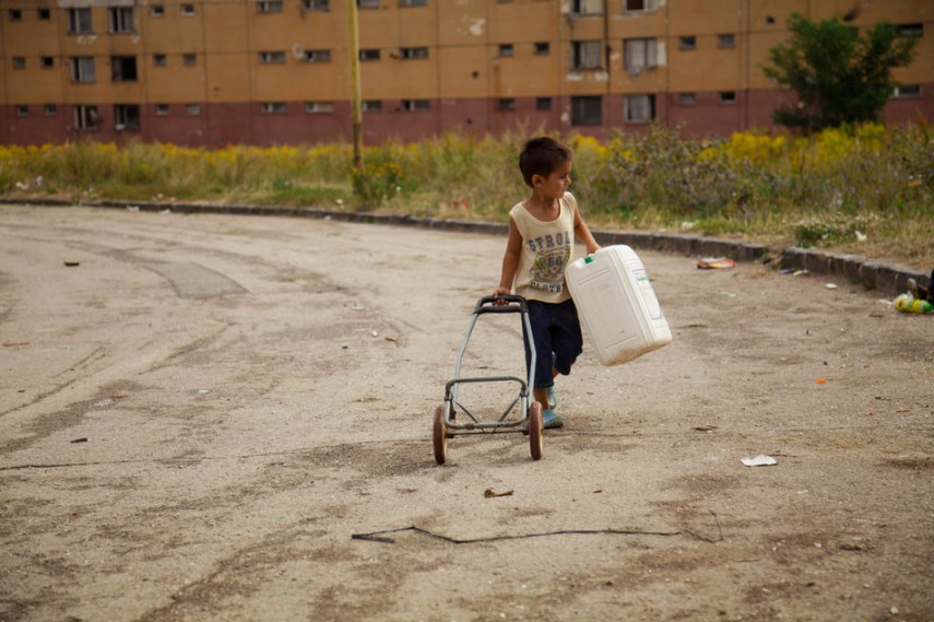 La infancia de los niños con basuras en el barrio bajo en Eslovaquia