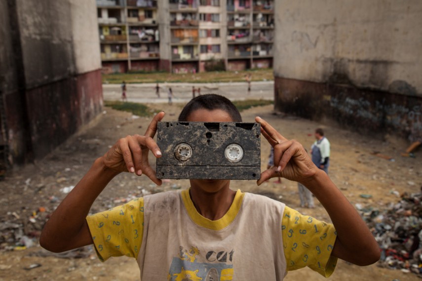 La infancia de los niños con basuras en el barrio bajo en Eslovaquia