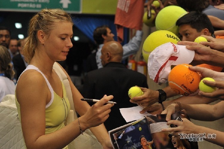 Caroline Wozniacki, cosplay a Serena Williams con ‘ pechos gigantes’