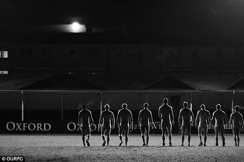 Los jugadores del equipo de rugby de la Universidad de Oxford posan desnudos para el calendario 2013 6