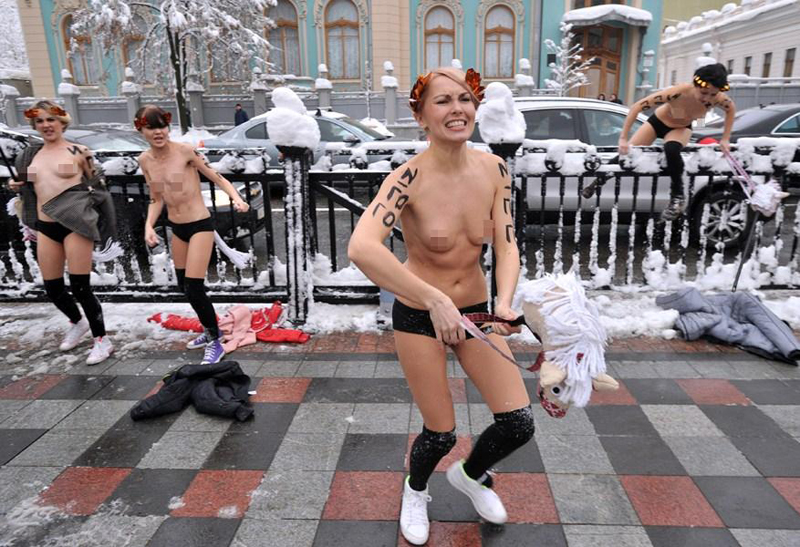 Protestas desnudas de Femen frente al Parlamento 1