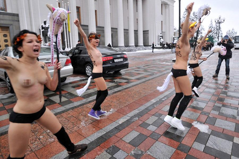 Protestas desnudas de Femen frente al Parlamento 3