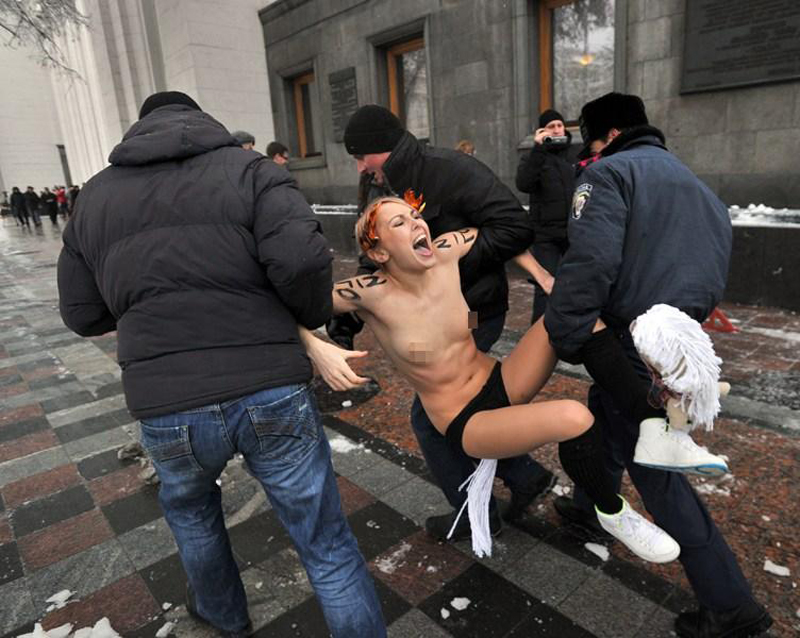 Protestas desnudas de Femen frente al Parlamento 5