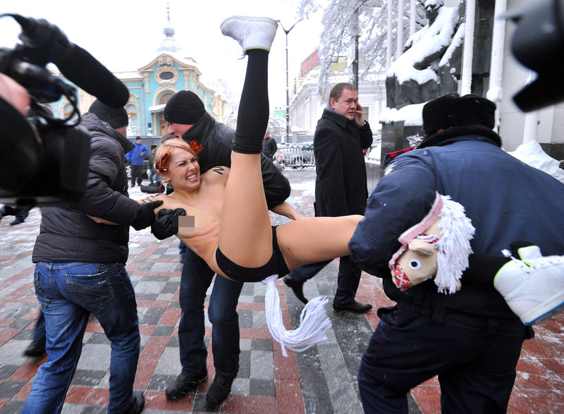 Protestas desnudas de FEMEN frente al Parlamento europeo en Ucrania