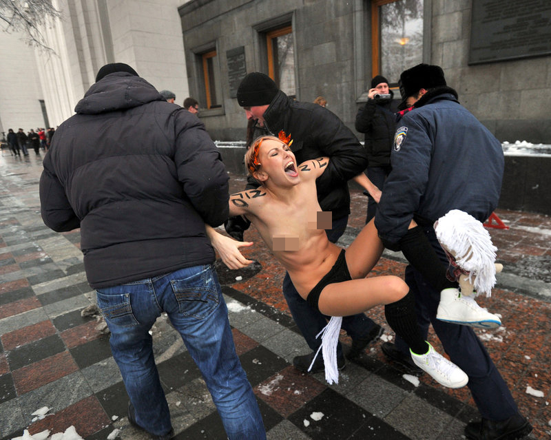 Protestas desnudas de FEMEN frente al Parlamento europeo en Ucrania