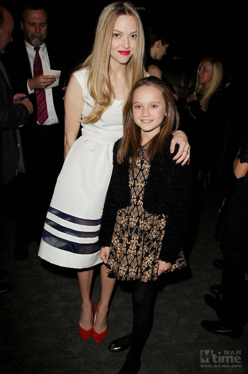 Anne Hathaway y su marido asistieron a la celebración de ¨Los miserables¨ 5