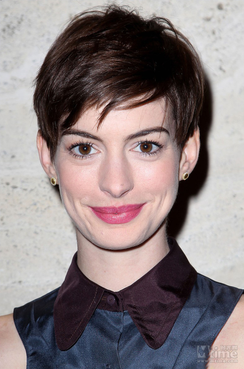 Anne Hathaway y su marido asistieron a la celebración de ¨Los miserables¨ 7