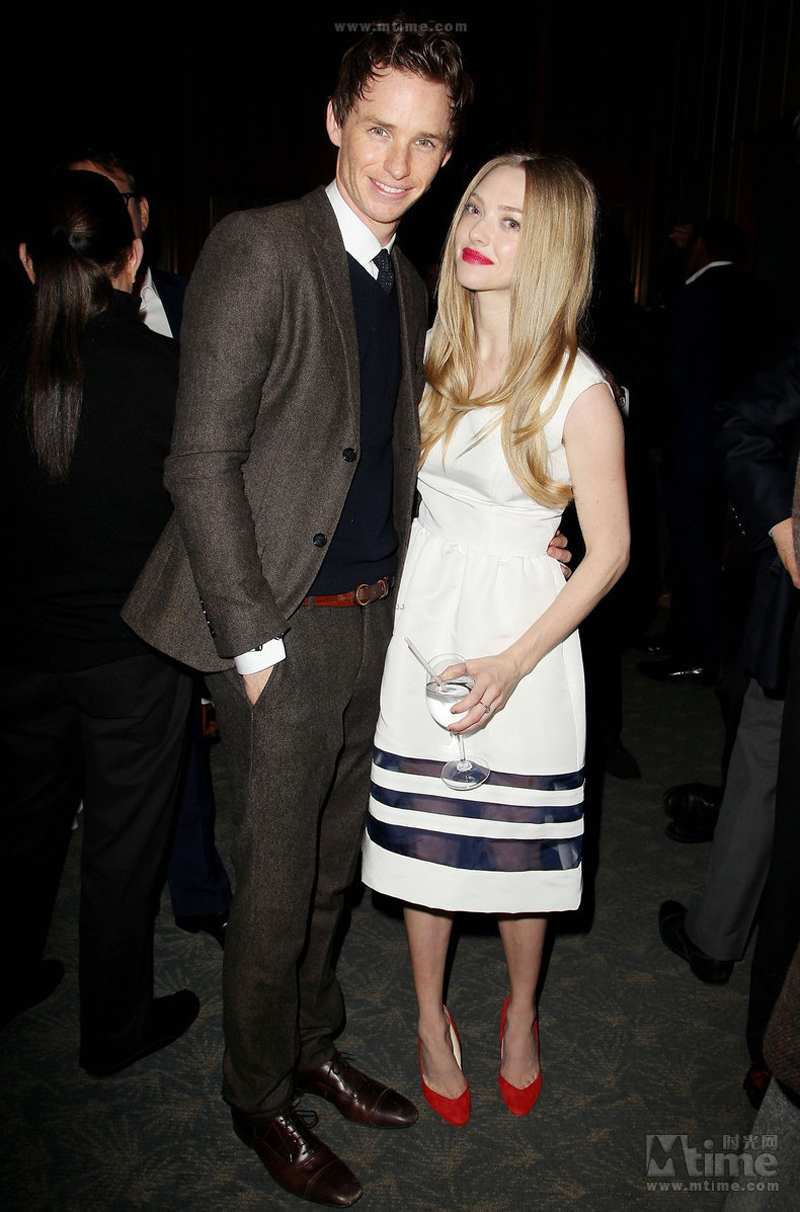 Anne Hathaway y su marido asistieron a la celebración de ¨Los miserables¨ 10