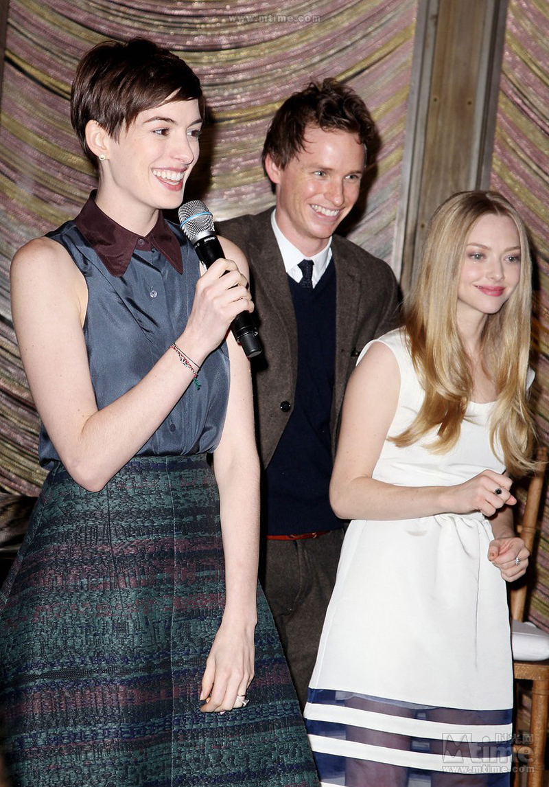 Anne Hathaway y su marido asistieron a la celebración de ¨Los miserables¨ 11