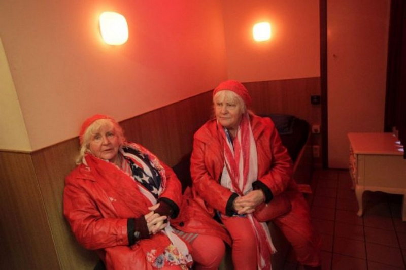 Louise Fokkens y Martine Fokkens, dos prostitutas más viejas en la Zona Roja de Asterdam Louise Fokkens y Martine Fokkens, dos prostitutas más viejas en la Zona Roja de Asterdam