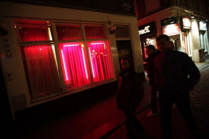 Louise Fokkens y Martine Fokkens, dos prostitutas más viejas en la Zona Roja de Asterdam Louise Fokkens y Martine Fokkens, dos prostitutas más viejas en la Zona Roja de Asterdam