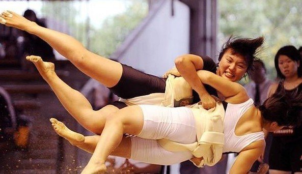 Mujeres luchadores de sumo en Japón 6