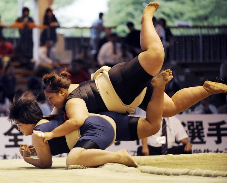 Mujeres luchadores de sumo en Japón 8