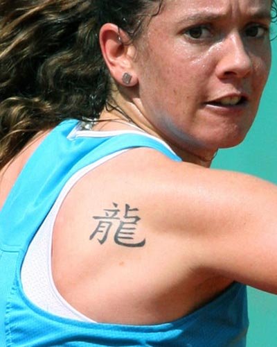 Tatuajes sexys en la parte privada de las mujeres en deportes