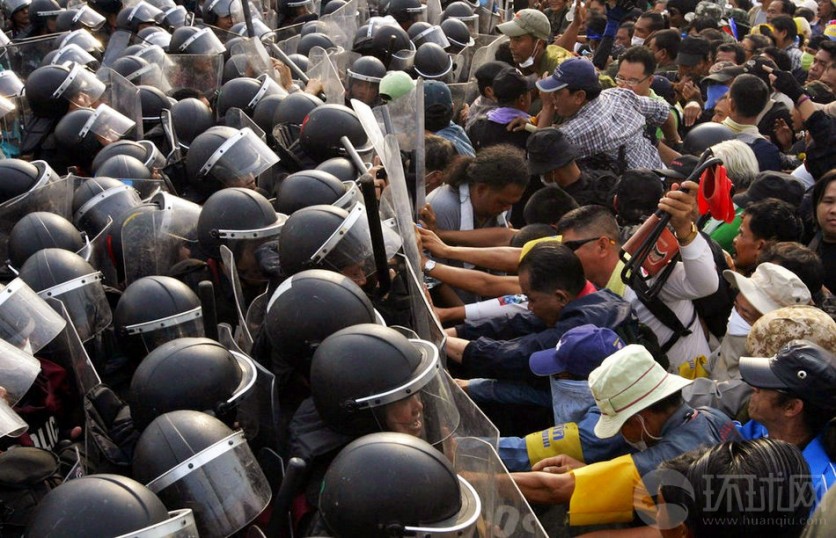 El día 24 de noviembre de 2012 en Bangkok, Tailandia, los protestantes se enfretaban con la policía.