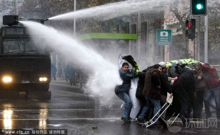 El día 5 de julio de 2012 en Santiago, Chile, CUT organizó a los obreros hacer las protestas contra la policía.