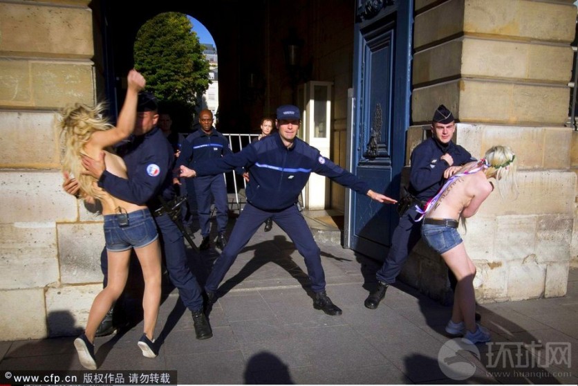  El día 15 de octubre de 2012 en París, Francia, las activistas de FEMEN protestaron enfrente del mDepartamento de Justicia de Francia.