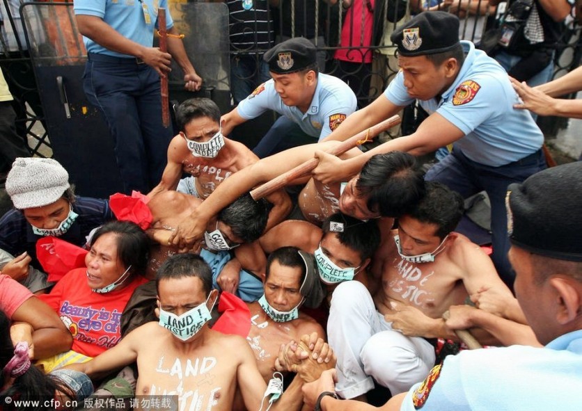 El día 14 de febrero de 2012, la policía filipina intentó a retirar los protestantes ante el palacio presidencial.