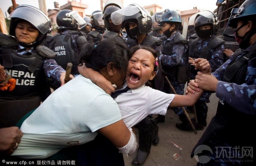 El día 8 de mayo de 2012 en Katmandú, Nepal, se produjeron los conflictos entre la gente local y la policía. Una niña lloraba abrazando a su madre.