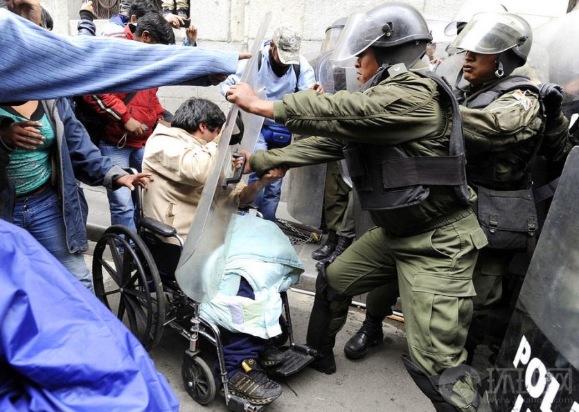 El día 23 de febrero de 2012 en La Paz, Bolivia, la policía intentó a retirar a las personas con discapacidad en la Plaza de Armas