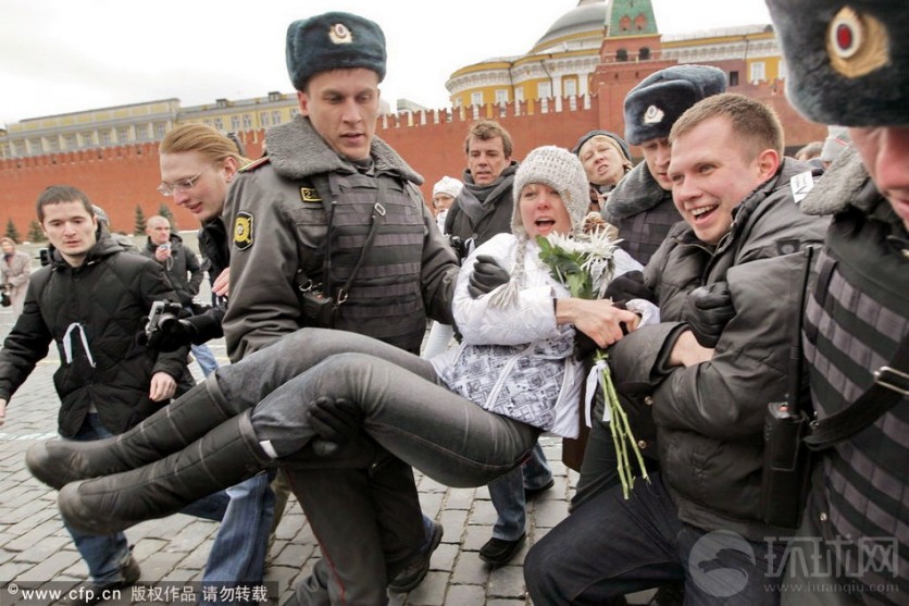 El día 8 de abril de 2012 en Moscú, Rusia, los miembros de la Oposición rusia manifestaron en la Plaza Roja contra el presidente Putin. La policía arrestó a algunos protestantes.