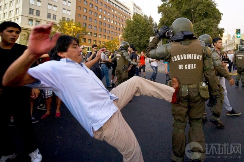 El día 8 de marzo de 2012 en Santiago, Chile, la gente manifestó para celebrar el Día Mundial de las Mujeres y se produjo el conflicto con la policía.