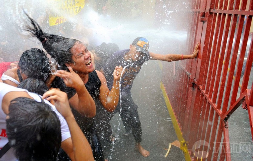 El día 25 de abril de 2012 en Manila, Filipinas, los manifestantes intentaron a entrar en el palacio presidencial.