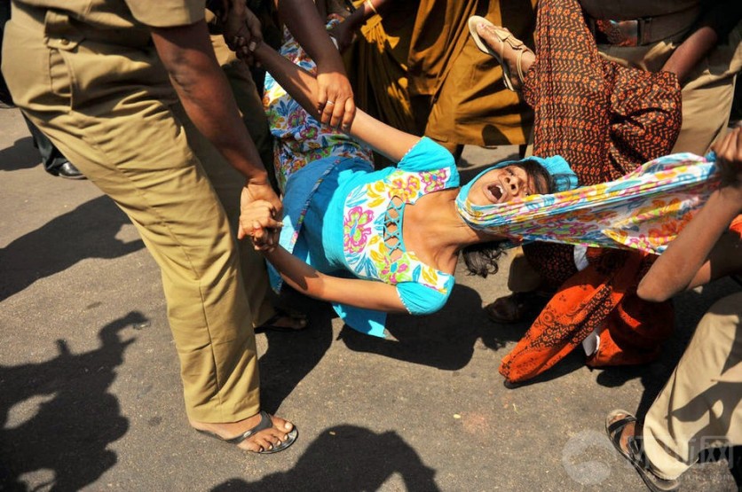 El día 17 de febrero de 2012 en India, los estudiantes universitarios hicieron las protestas contra los exámenes.