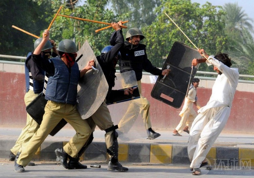 El día 21 de septiembre de 2012 en Peshawar, Pakistán, los mulsumanes protestaron contra la insulta de la película estadounidense.