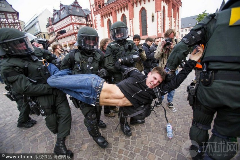 El día 17 de mayo de 2012 en la estación de Frankfurt, Alemania, los protestantes hicieron los conflictos con la policía.