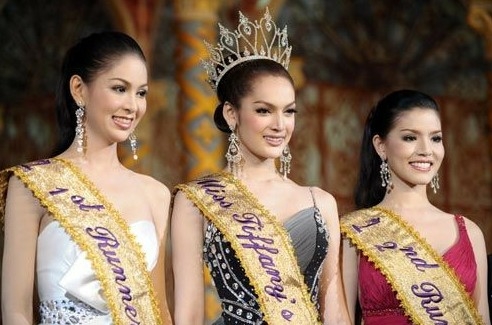 La más hermosa transexual tailandesa se hace popular en China con la película de comedia &apos;one way of the Thai&apos; 16