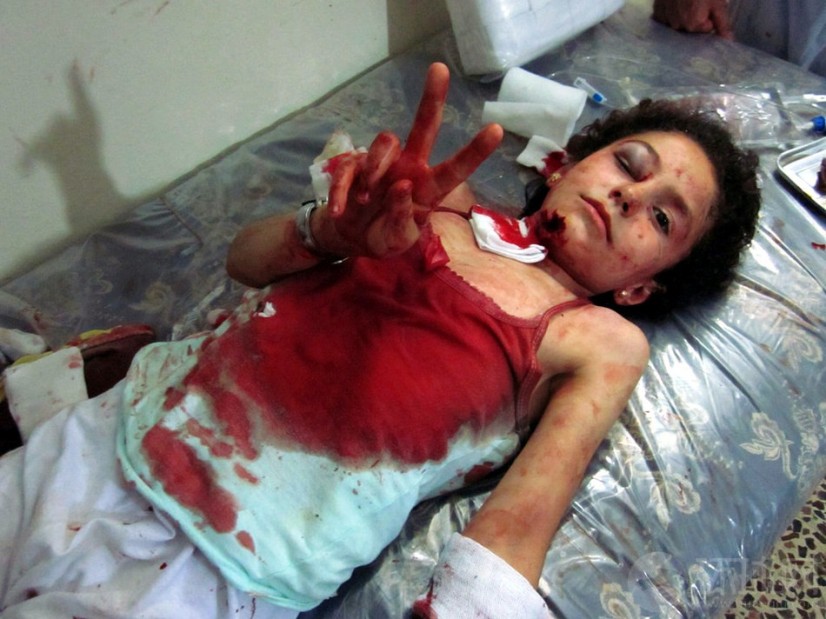 El día 18 de julio de 2012 en Homs, Siria, la niña puso el gesto de la victoria.