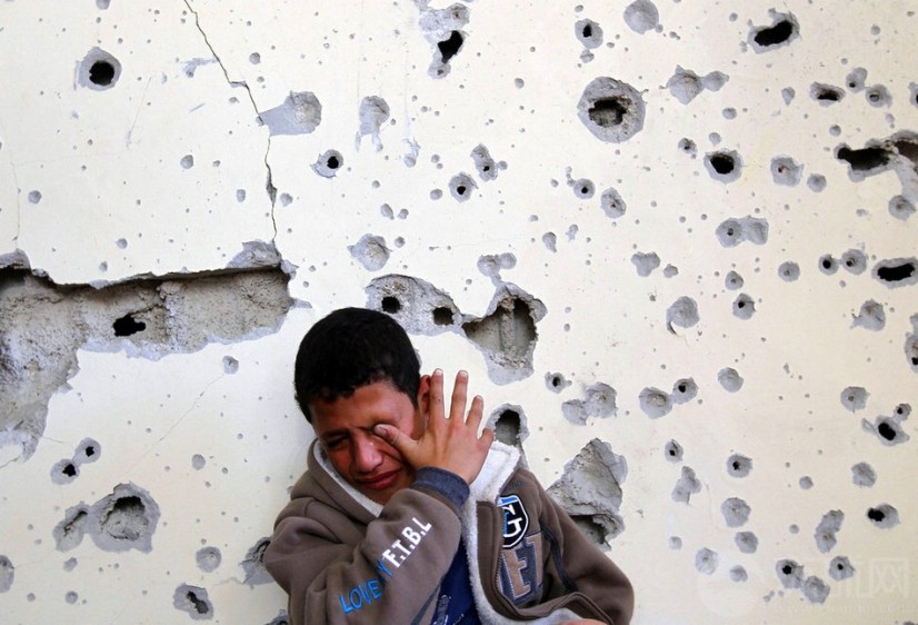 El día 16 de noviembre de 2012 en el norte de Gaza, Fares Sadallah, de 11 años, lloraba antes de un edificio destruido.