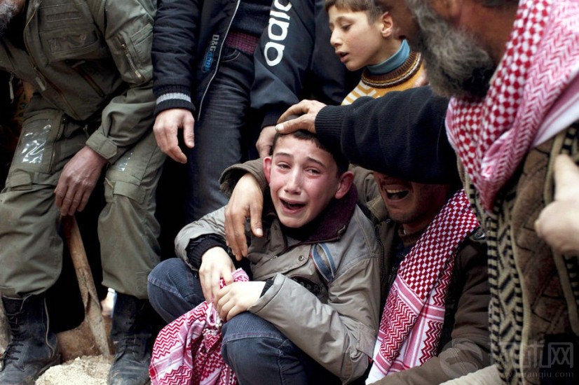 El día 8 de marzo de 2012 en Idlib, Siria, Ahmed lloraba en el funeral de su padre que fue matado por el soldado sirio.