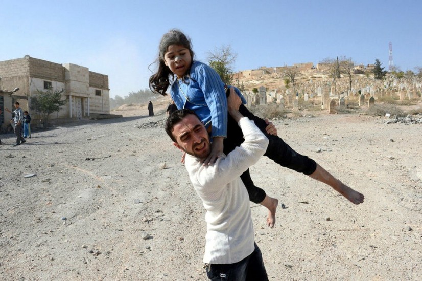 El día 4 de noviembre de 2012 en Al-Bab, Siria, un hombre abrazó a una niña herida.
