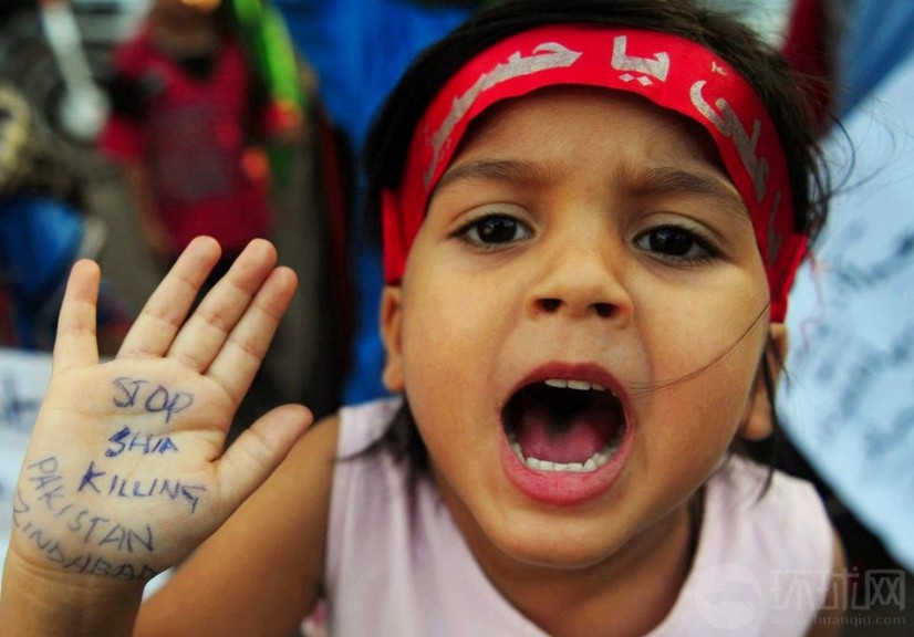 El día 4 de abril de 2012 en Karachi, Pakistán, la niña protestó contra la matanza.