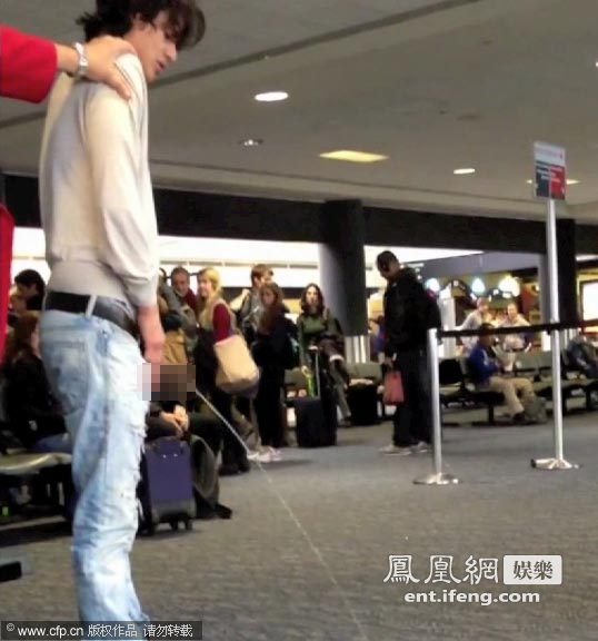 Actor de “Crepúsculo” Bronson Pelletier orina en aeropuerto de LA