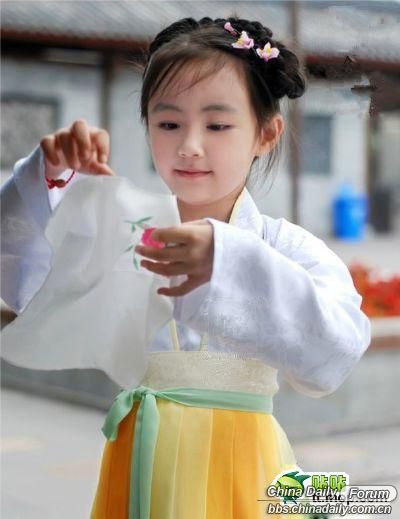 Niña de 8 años muestra la belleza del Hanfu (vestido de la dinastía Han) 1